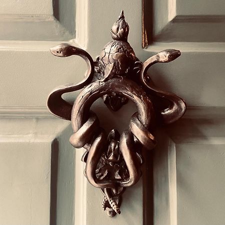 Chateau Denmark London Hotell Eksteriør bilde Door knocker at the entrance to the house