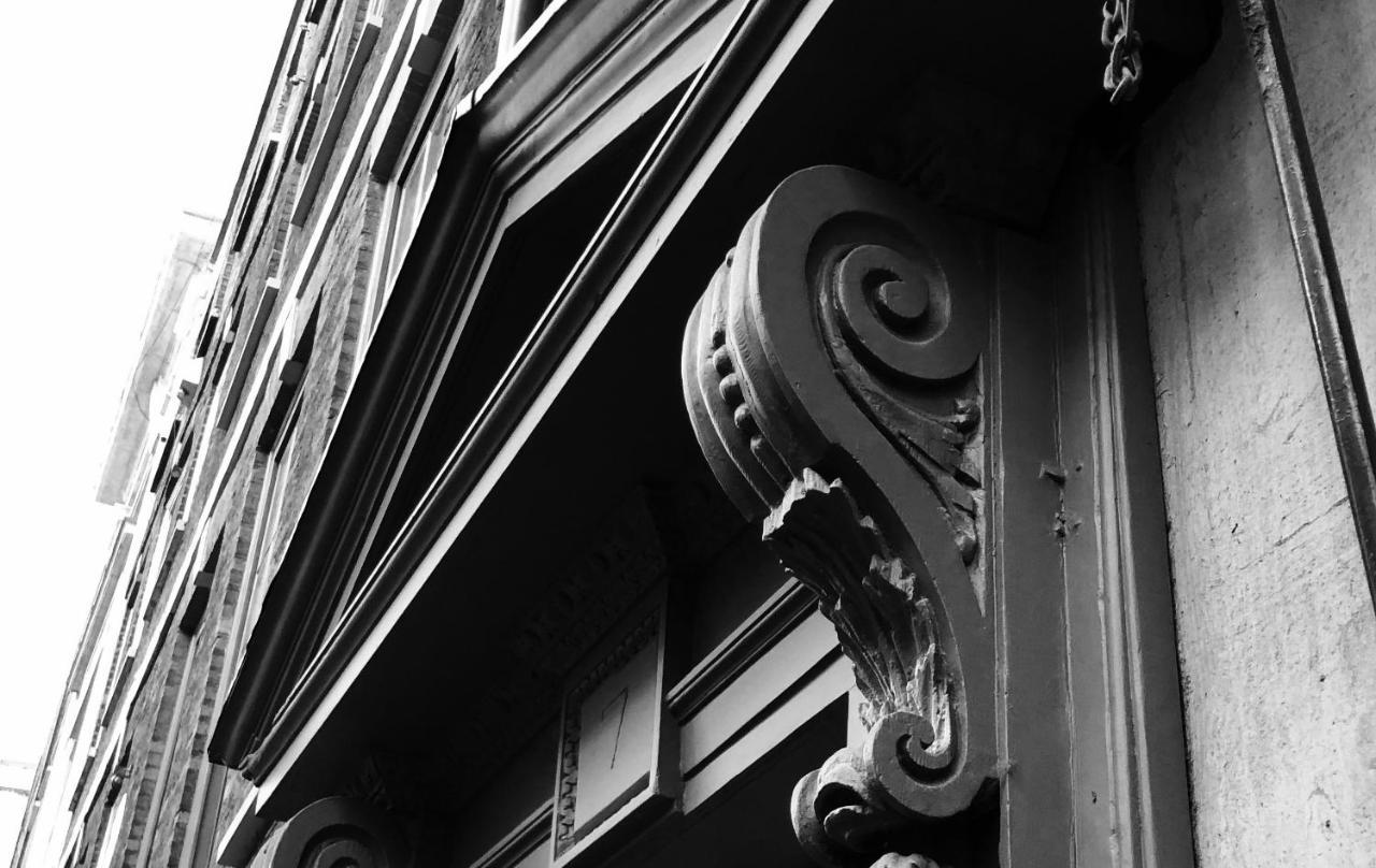 Chateau Denmark London Hotell Eksteriør bilde A corbel on a building in Paris