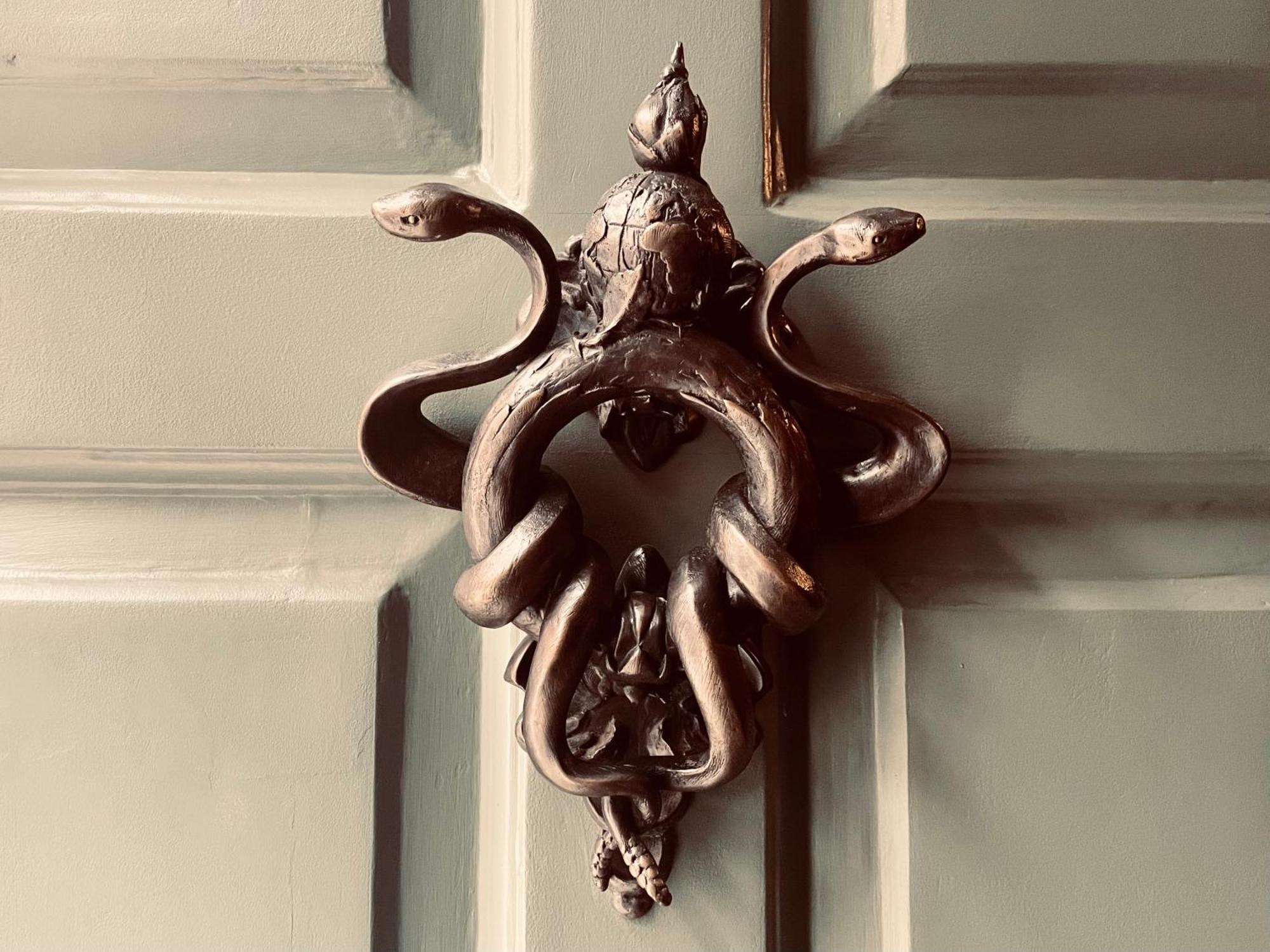 Chateau Denmark London Hotell Eksteriør bilde Door knocker at the entrance to the house